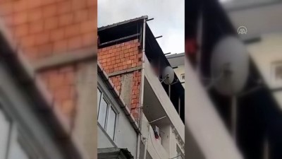 psikoloji - İSTANBUL - Psikolojik sorunları olduğu belirtilen kişi oturduğu binanın çatısını ateşe verdi Videosu