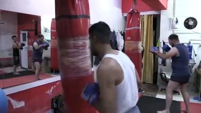 dunya sampiyonu - KİLİS - Suriyeli boks antrenörü geleceğin şampiyonlarını yetiştirmek için çalışıyor Videosu