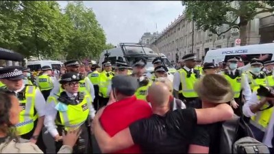 koronavirus - LONDRA - Kovid-19 önlemlerini protesto eden göstericilere polis müdahalesi Videosu