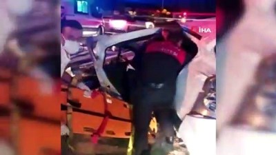 direksiyon -  Otomobilde sıkışan sürücüyü itfaiye kurtardı Videosu