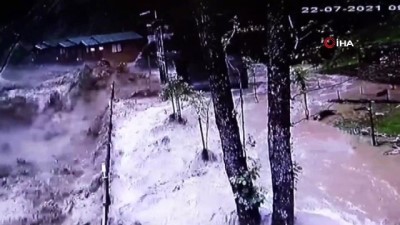 saganak yagmur -  Rize’de 22 Temmuz günü yaşanan sel anı güvenlik kameralarına yansıdı Videosu