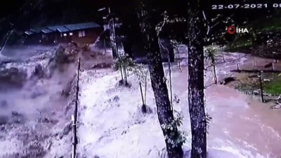  Rize’de 22 Temmuz günü yaşanan sel anı güvenlik kameralarına yansıdı