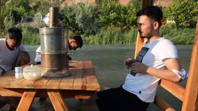 begendik -  Sıcak havalarda çayda böyle serinliyorlar Videosu