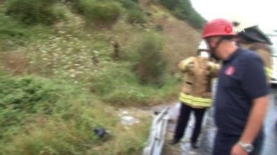 ormanli -  Şile otoyolunda direksiyon hakimiyetini kaybeden araç refüje yuvarlandı Videosu