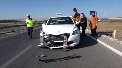 SİVAS - İki otomobil çarpıştı: 3 yaralı