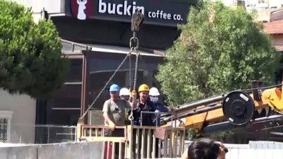 guvenlik onlemi - İZMİR - Otomobil metro inşaatındaki 25 metrelik boşluğa düştü: 1 ölü, 1 yaralı - Aracın çıkarılması Videosu