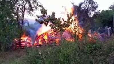 KASTAMONU - Pınarbaşı ilçesinde çıkan yangında ahşap ev tamamen yandı