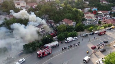 mahsur kaldi -  Üsküdar'da çatı katında yangın: Anne ve 2 çocuğu mahsur kaldı Videosu