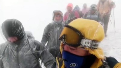 dagci grubu - Ağrı Dağı'nda zirve tırmanışı yaparken kaybolan 5 sporcuyu dağcılar kurtardı Videosu