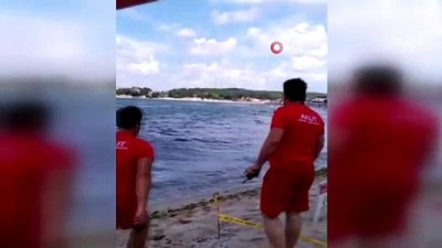 bogulma tehlikesi -  Denizde dalgalara kapılan vatandaşları boğulmaktan böyle kurtardılar Videosu