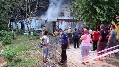 gecekondu - İSTANBUL - Sarıyer'de gecekonduda çıkan ve ormanlık alana da sıçrayan yangın söndürüldü Videosu