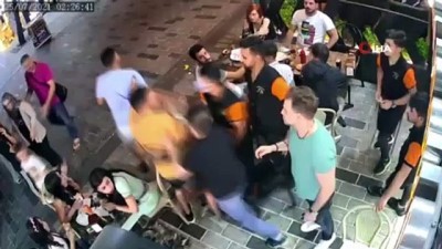 ingilizce -  İstanbul’un göbeğinde tekme tokatlı laf atma kavgası kamerada Videosu