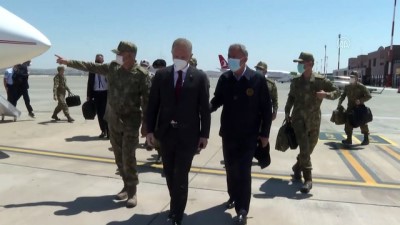 KİLİS - Milli Savunma Bakanı Akar, beraberindeki komutanlarla sınır hattında