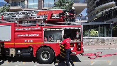 MERSİN - Yangın çıkan binada fenalaşan yaşlı kadını itfaiye kurtardı