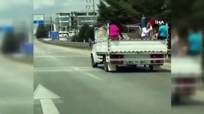 tehlikeli yolculuk -  Çocukların kamyonet kasasındaki tehlikeli yolculukları yürekleri ağza getirdi Videosu