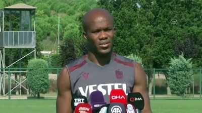 dera - İSTANBUL - Trabzonsporlu futbolcu Nwakaeme: ''Trabzonspor büyük bir takım. Büyük bir takımın hedefi her zaman kupalar kazanmaktır'' Videosu