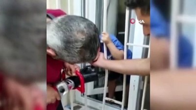 parmak -   Kafası demir korkuluklara sıkışan çocuğu itfaiye kurtardı Videosu