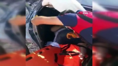 tatil -  Kaza sonrası araçta sıkışan çifti itfaiye ekipleri kurtardı Videosu
