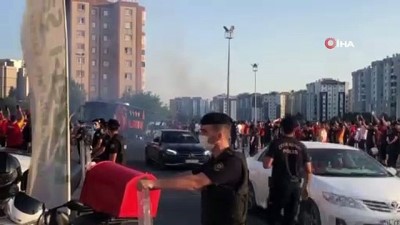 tezahurat - Galatasaray stada geldi Videosu
