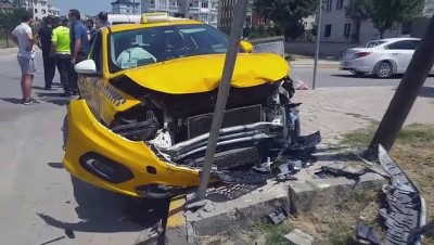 ticari taksi - İSTANBUL - Sultanbeyli'de taksi ile otomobilin çarpıştığı kazada 2 kişi yaralandı Videosu