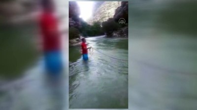 mahsur kaldi - MERSİN - Suyun yükselmesiyle piknik yaptıkları çay kenarında mahsur kalan aileyi itfaiye kurtardı Videosu