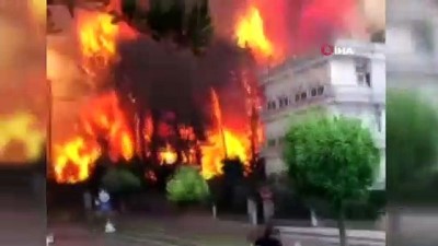 su -  Yerleşim yerlerine sıçrayan yangına müdahale havadan ve karadan  sürüyor Videosu