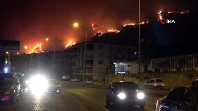 siddetli ruzgar -  Aydıncık'daki yangın yerleşim yerlerini tehdit etmeye başladı Videosu