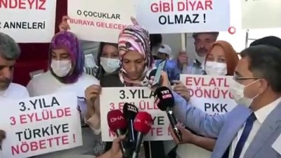  Bakan Yanık, oğlu güvenlik güçlerine teslim olan evlat nöbetindeki Ayşegül Biçer ile görüştü