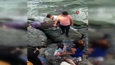  Bakırköy’de dalgaların denize çektiği çocukları vatandaşlar kurtardı