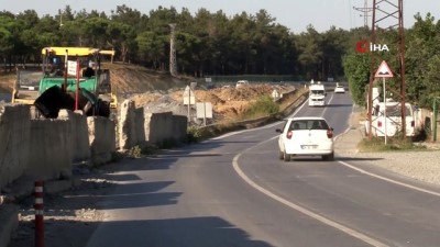  Başakşehir'de İBB'nin cadde üzerine kurduğu şantiye, tehlike saçmaya devam ediyor