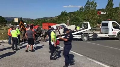 emekli polis -  Çorum'daki trafik kazasında hayatını kaybedenlerin sayısı 3'e yükseldi Videosu