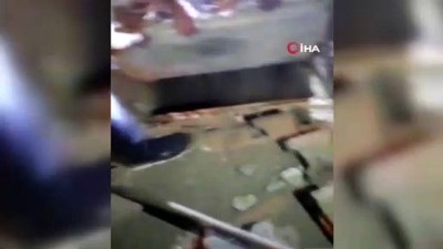 yavru kopek -  Diyarbakır’da çukura düşen yavru köpeğin annesi, yavrusu çukurdan kurtarılana kadar bekledi Videosu
