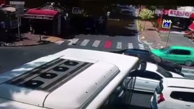 yarali kadin -  Fırsatı kaçırmayan hırsız, kaza yapan sosyal medya fenomenin cep telefonunu böyle çaldı Videosu