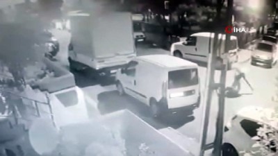 silahli catisma -  İstanbul'da sokak ortasında kuzenler arasında silahlı kavga çıktı Videosu