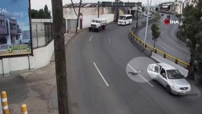 emniyet kemeri -  - Küçük çocuk seyir halindeki araçtan yola düştü Videosu