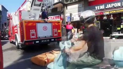 guvenlik onlemi -  Maaşını alamayınca çalıştığı binanın çatısına çıktı Videosu