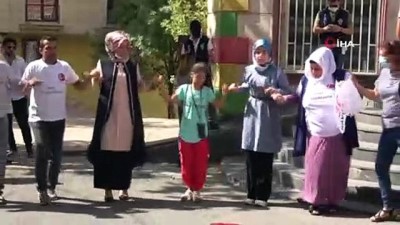 guvenlik gucleri -  Oğlu teslim olan anne, HDP il binası önünde kurban kesip davul zurna eşliğinde halay çekti Videosu