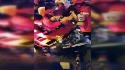 kirmizi isik -  Otomobille çarpışan gübre yüklü kamyon Bölge Trafik Amirliği'nin bahçesine daldı: 5 yaralı Videosu