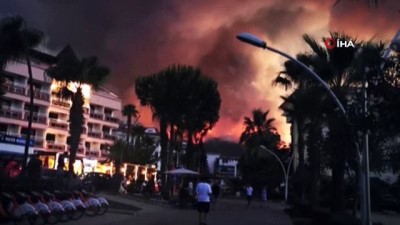 turist -  Yangın nedeniyle vatandaşlar geceyi plajda geçirecekler Videosu