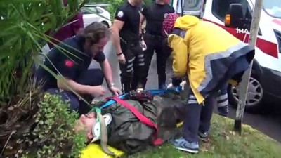 yagmur -  Kazadaki yaralı ıslanmasın diye dakikalarca şemsiye tuttu Videosu