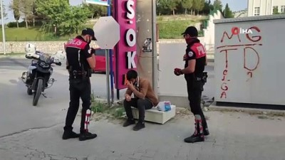 turan genc -  Uyuşturucunun etkisindeki gencin yardımına polis koştu Videosu