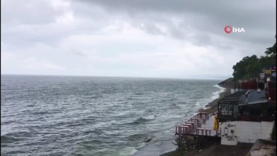 yagmur -  Yağmura aldırış etmeden denize girdiler Videosu