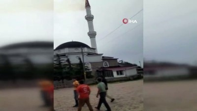 yildirim dustu -  Yıldırım düşen caminin minaresinde yangın Videosu