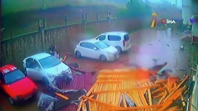  Yozgat’ta şiddetli fırtına çatıyı uçurdu o anlar güvenlik kamerasına yansıdı