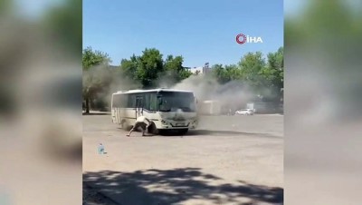  Manisa’da park halindeki servis minibüsü yandı