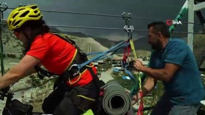 belgesel - Metrelerce yükseklikte bisikletiyle Zipline yaptı Videosu