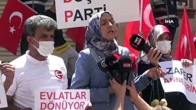 iskenceler -  'Oğlun dağdan gelirse kulaklarımıza soğan takarız' demişlerdi...Oğlu teslim olan anne, HDP il binasına soğan astı Videosu
