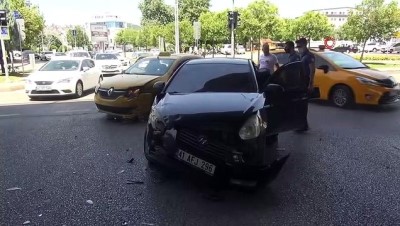 ticari taksi -  Otomobil ile taksi kafa kafaya çarpıştı Videosu