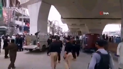 polis araci -  - Pakistan'da polise el bombalı saldırı: 1 ölü, 2 yaralı Videosu