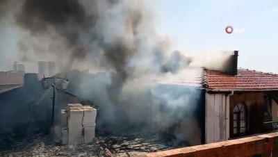 cati kati -  Pendik’te binanın çatısının alev alev yandığı anlar kamerada Videosu
